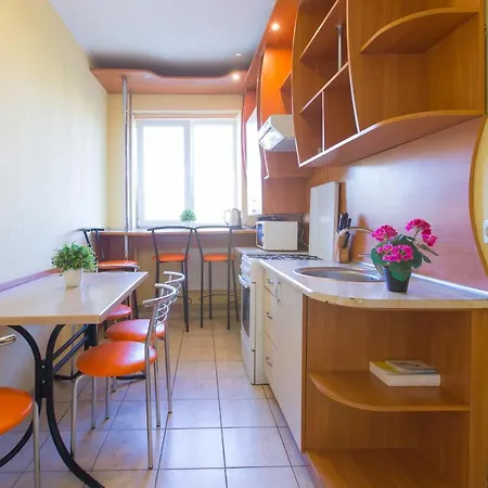 на вулиці проспект свободи 22 одразу біля оперного, біля фонтану