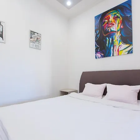 на вулиці проспект свободи 22 одразу біля оперного, біля фонтану