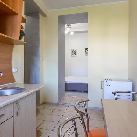 на вулиці проспект свободи 22 одразу біля оперного, біля фонтану *