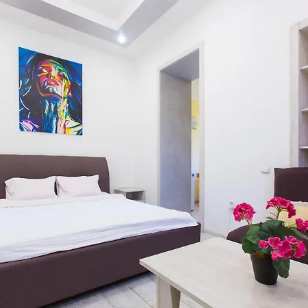 на вулиці проспект свободи 22 одразу біля оперного, біля фонтану Apartment