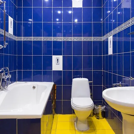 на вулиці проспект свободи 22 одразу біля оперного, біля фонтану