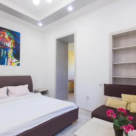 на вулиці проспект свободи 22 одразу біля оперного, біля фонтану *