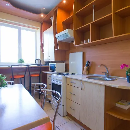 на вулиці проспект свободи 22 одразу біля оперного, біля фонтану *