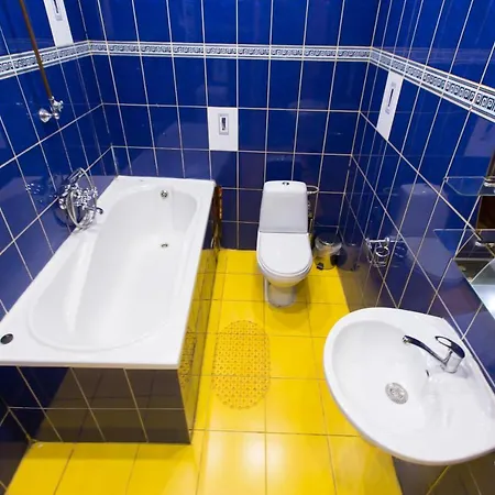 на вулиці проспект свободи 22 одразу біля оперного, біля фонтану * Львов