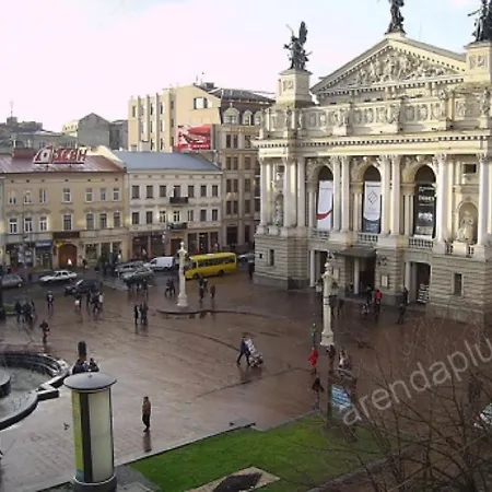 на вулиці проспект свободи 22 одразу біля оперного, біля фонтану Апартаменты