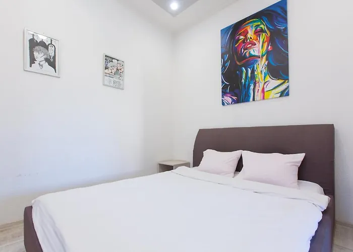 на вулиці проспект свободи 22 одразу біля оперного, біля фонтану