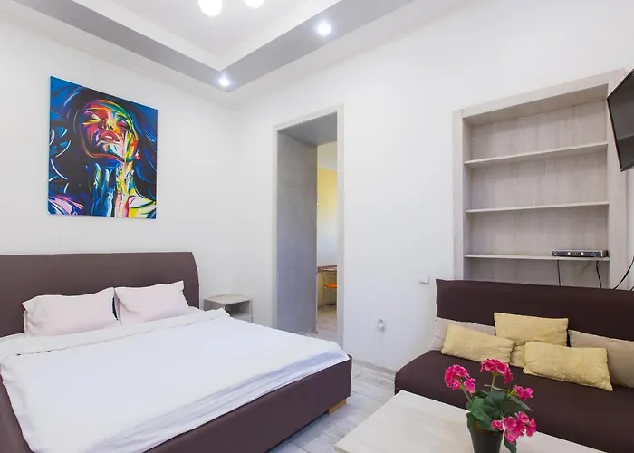 на вулиці проспект свободи 22 одразу біля оперного, біля фонтану *