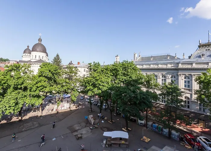 на вулиці проспект свободи 22 одразу біля оперного, біля фонтану