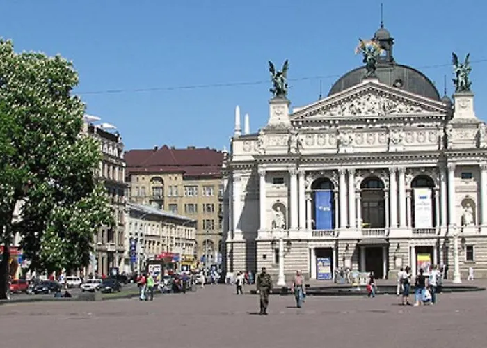 на вулиці проспект свободи 22 одразу біля оперного, біля фонтану *