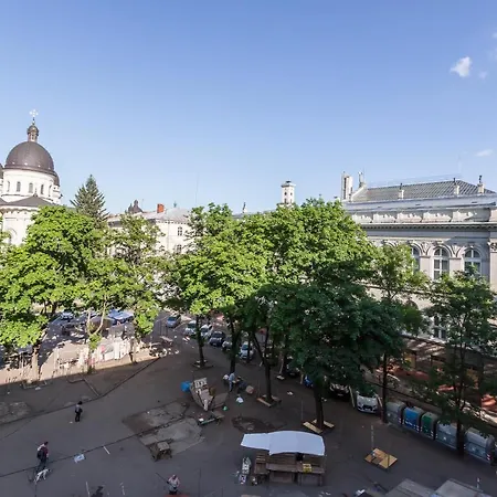 на вулиці проспект свободи 22 одразу біля оперного, біля фонтану