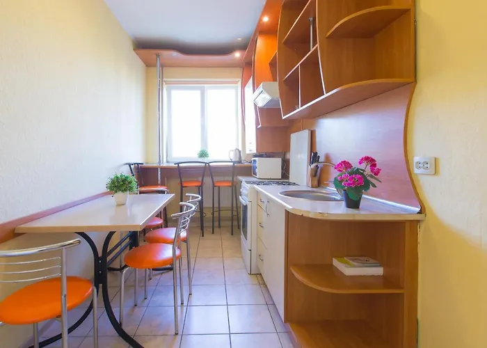 на вулиці проспект свободи 22 одразу біля оперного, біля фонтану