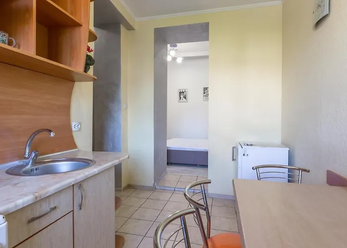 на вулиці проспект свободи 22 одразу біля оперного, біля фонтану *