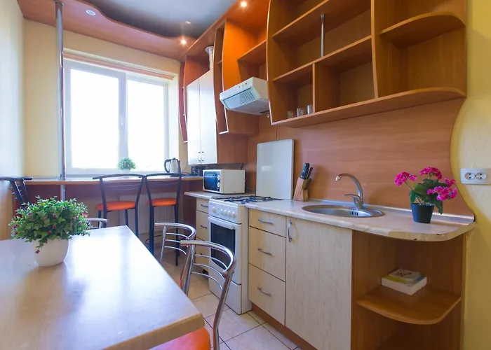 на вулиці проспект свободи 22 одразу біля оперного, біля фонтану *